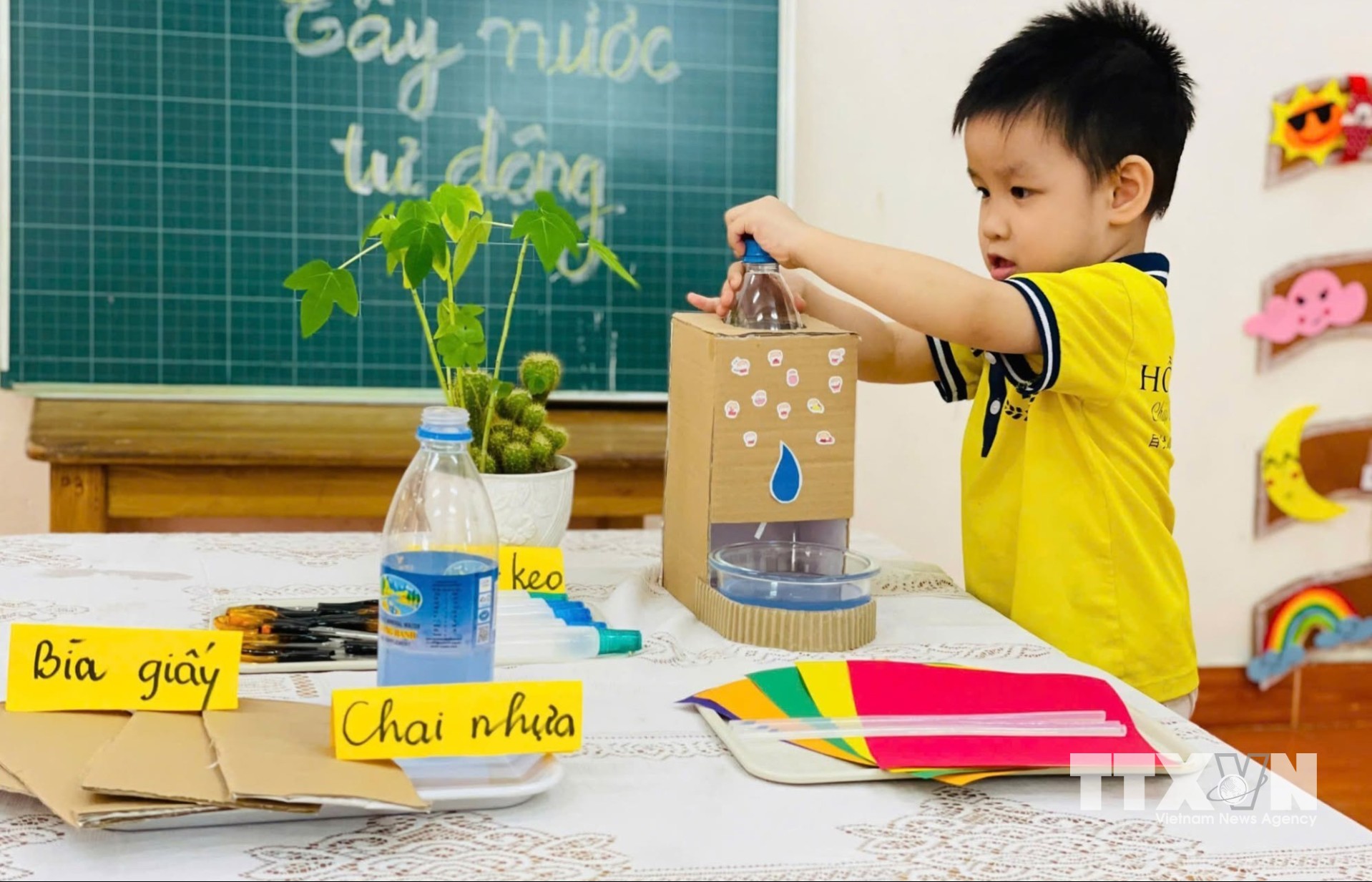 Trẻ tham gia trong hoạt động sáng tạo STEM tại trường Mầm non Hồng Nhung (phường Trần Hưng Đạo). (Ảnh: Thu Hoài/TTXVN)